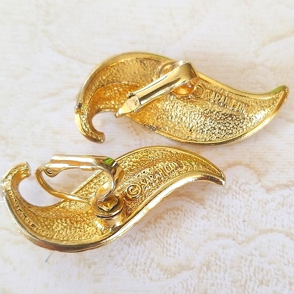 Vintage SARAH COVENTRY Gold Tone Leaf Earrings - Picture 5 of 8
